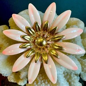 Vintage Sarah Coventry Gold Tone Pink / White / Peach Enamel Flower Brooch / Pin